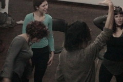 Dirigiendo a bailarinas para performance de Durga Vassago